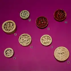 Spielsteine aus dem 12. Jh. in der Ausstellung