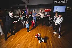 Besuchende machen mit Roboter «Nao» Tai Chi.