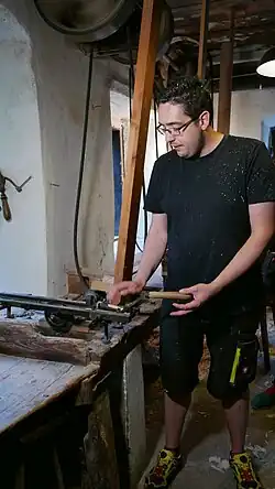 Raum Zwei im Erdgeschoß, Einschneiden des Griffes für die Aufnahme des Messers