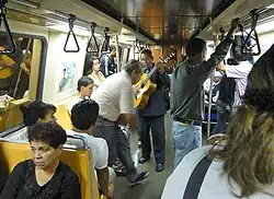 Musikant in einem Zug der Metro Caracas