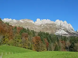Mutschen links des markanten Chrüzbergs, ganz links der Gätterifirst