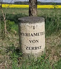 Myriameterstein hinter dem Ortsausgang Tochheim (Elbe) in Richtung Zerbst links