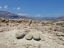 Gebäudereste östlich des Platzes vor der „Villa“