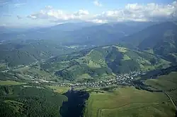 Luftbild von Mýto pod Ďumbierom unterhalb der Niederen Tatra in der Landschaft Horehronie, Okres Brezno
