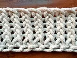 Noch klarer sichtbar wird der Unterschied, wenn man das Werkstück seitlich streckt. (Gestricke lassen sich kleinteiliger strecken.)