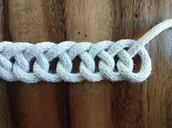 Der einfache dänische Stich verbindet jede neue Schlinge mit genau 1 voran­ge­gange­nen Schlinge.