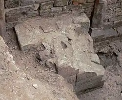 Aufgeschlagener Altar mit kleiner Vertiefung, wahrscheinlich für eine Reliquie