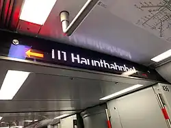 Informationsdisplay im Innenraum mit Pfeilen zur Anzeige der Ausstiegsseite (Baureihe G1, Nürnberg)
