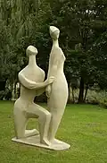 Grünanlage der Parkwohnanlage Nürnberg-Zollhaus: Betonskulptur Paar