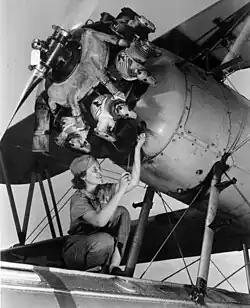 Mechanikerin vor einem R-760-Motor in einer U.S. Navy N3N, Oktober 1942