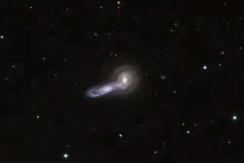 Aufnahme mit dem 32-Inch-Reflektor des Mount Lemmon SkyCenter: rechts NGC 5544, links NGC 5545