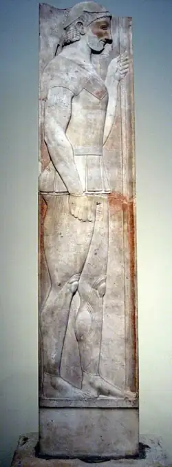 Stele in der Aufstellung im NAMA und farbige Rekonstruktion in der Ausstellung Bunte Götter, Pergamonmuseum 2010
