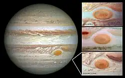 Auf der linken Seite ist eine Gesamtansicht von Jupiter dargestellt, mit dem großen Roten Fleck rechts unterhalb der Bildmitte. Auf der rechten Seite sieht man drei Darstellungen des Flecks aus den Jahren 1995, 2009 und 2014. Der Große Rote Fleck ist in allen drei Darstellungen umrandet von weißen, chaotischen Wolkenstrukturen. Im oberen Bild erscheint der Fleck ovaler und größer als in den beiden unteren Darstellungen.