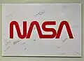 Die Mission nutzte erstmals wieder das alte NASA-„Wurmlogo“ (hier unterzeichnet von den Astronauten)