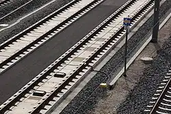 Zwei Eu­ro­ba­li­sen an ei­ner ETCS-Halt-Ta­fel (an Stel­le ei­nes Haupt­sig­nals) an der Schnell­fahr­stre­cke Er­furt–Leip­zig/Hal­le (ETCS Level 2 oh­ne Sig­na­le)