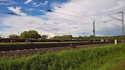 Güterzüge im ehemaligen Rangierbahnhof, der hier das Naturdenkmal Wasserfläche mit Gehölz und Schilf bei Darmstadt-Arheilgen teilt.