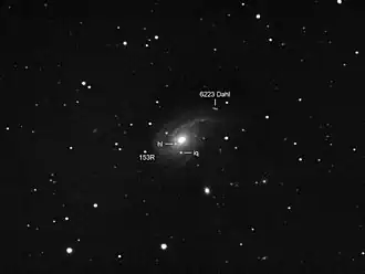 Amateur-Aufnahme von NGC&nbsp;772 mit SN&nbsp;2003hl und SN&nbsp;2003iq sowie dem Asteroiden (6223)&nbsp;Dahl