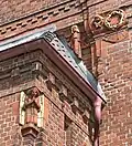 Figurenschmuck und Traufgesims