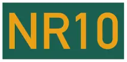Gelber Schriftzug NR10 auf grünem Grund