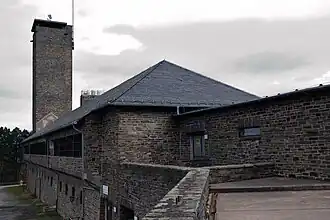 Hauptgebäude mit Turm