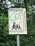 Schild mit Warnhinweis auf Altholzinsel