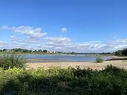 breiter Kiesstrand mit Buhnen – Ruhezone und Rückzugsmöglichkeit für Vögel und Fische