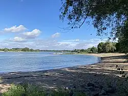 sandiges Rheinufer bei Himmelgeist