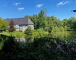 Haus Laubach mit Teich im NSG