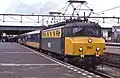 Umgebaute 1147 mit deutlich erkennbarem Vorbau vor einem InterCity in Eindhoven Centraal (Juli 1985)