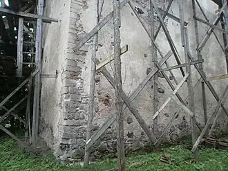 Nordostecke des Turms mit provisorischem Holzgerüst