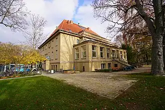 Gartenansicht Nachbarschaftshaus Urbanstraße mit Terrasse