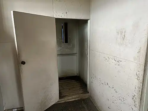 Hinterer Teil der getarnten Genickschussanlage (Nachbau)