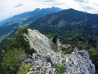 Gipfel der Nagelspitz, im Hintergrund die Heißenplatte und das Wendelsteinmassiv