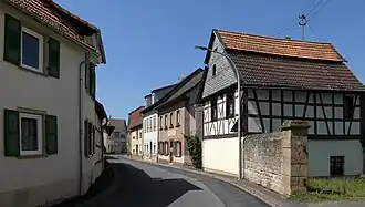 Die Naheweinstraße in Meddersheim, mit rechts einem barocken Fachwerkhaus von 1723.