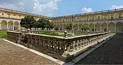 Der Kreuzgang mit Friedhof (im Vordergrund)