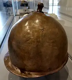 Helm aus einem römischen Schiffswrack, das in der Nähe Narbonnes gefunden wurde. Bronze und Blei, 2. – 1. Jh. v. Chr.