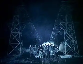 Narziss meint, den durch die Arbeitsbelastung deformierten Körpern der Menschen&nbsp;…