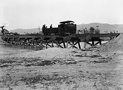 Die gepanzerte Simplex-Lok auf einer Brücke
