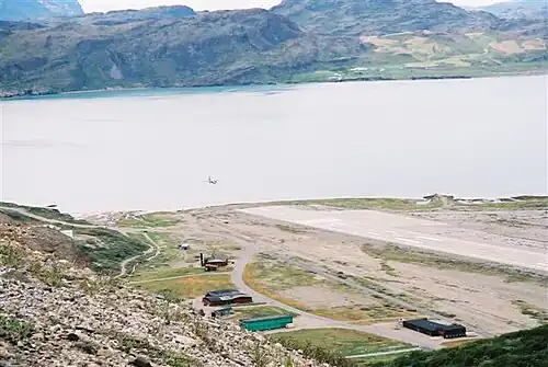 Flughafen Narsarsuaq vom Signal Hill – ein Flugzeug im Landeanflug