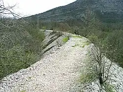 Bahndamm mit Schotterbett beim Popovo Polje.