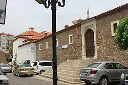 Die Nasuh Paşa Külliyesi. Das weiße Gebäude links ist der Hamam.