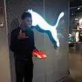 Nathan Oduwa vor dem Puma-Logo