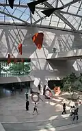 Atrium des Ostgebäudes mit einem dauerhaft installierten Mobile von Alexander Calder