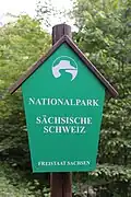Beschilderung des Nationalpark Sächsische Schweiz mit der charakteristischen Silhouette des Liliensteins
