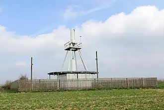 VORTAC Nattenheim (NTM). Der obere Sender ist das TACAN, ein militärisches System, das ähnlich funktioniert, aber präziser ist.