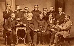 Naturforschender Verein des Pleißengrundes zu Obergrünberg, Erste Reihe rechts sitzend: Anton Goering, daneben Vereinsgründer Gottfried Lampert (1836–1902).Das Foto entstand vermutlich am 3. Januar 1863 als Goering einen Vortrag über seine Forschungsreise nach Brasilien hielt (Fotografie, Museum Burg Posterstein)