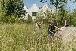 Museumspark mit Findlingen und Abgüssen von Fossilien