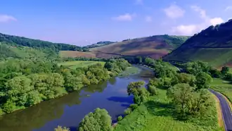 Die Saar im unteren Wiltinger Saarbogen von der Höhe Rauhof flussabwärts gesehen mit Blick auf die Wiltiger Kupp