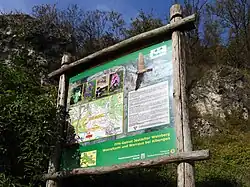 Informationstafel zum FFH-Gebiet am Weinberg.