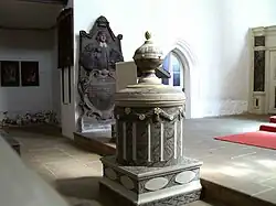 Taufstein und Epitaph am Altarraum